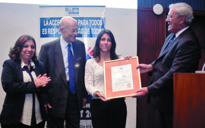 Autoridades de AGESIC, recibiendo la certificacion respecto del PU UNIT 1215