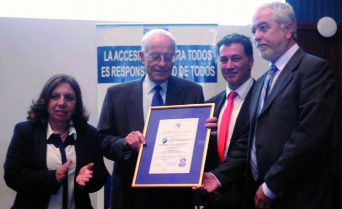 Autoridades de CUTCSA, recibiendo la certificacion respecto de la Norma UNIT 200:2014