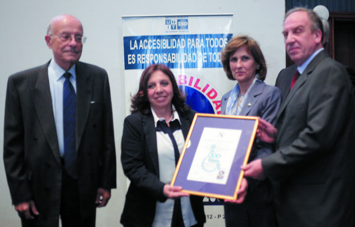 Autoridades del BSE recibiendo la certificación respecto a la Norma UNIT 200:2014