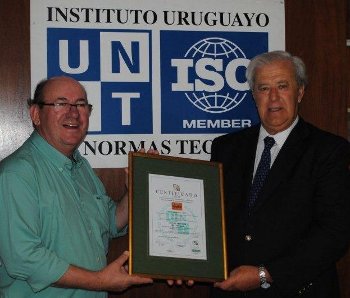 El Ing. Agr. Jos&eacute; Mar&iacute;a Cano, Director T&eacute;cnico de HYGIES, recibe el Certificado UNIT de manos de su Director, el Ing. Pablo J. Benia.