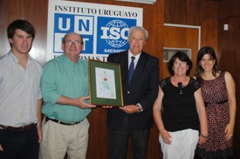 De izquierda a derecha Br. Francisco Cano; Ing. Agr. Jos&eacute; Mar&iacute;a Cano (Director T&eacute;cnico de HYGIES); Ing. Pablo J. Benia (Director de UNIT); Sra. Roc&iacute;o Menoni y Lic. Alicia Cano)