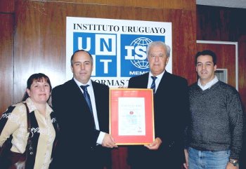 En la foto, de  izquierda a derecha: Sra. Gabriela Paladino (Responsable Sistemas de Gesti&oacute;n de Vertical); Dr. Claudio Ca&ntilde;ette (Director de Vertical); Ing. Pablo J. Benia (Director de UNIT) y el Sr. &Aacute;lvaro Ca&ntilde;ette (Depto. Comercial de Vertical).