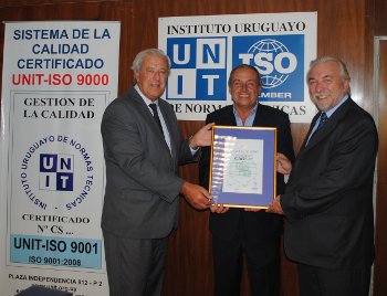 Entrega de certificado a representantes de la empresa CAR UP