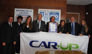 Integrantes de la Empresa CAR UP recibiendo certificaci&oacute;n UNIT-ISO 90001:2008