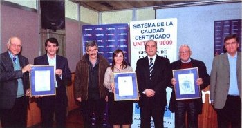 Los Dres. Jorge Pomi, Alejandro Ferreiro, Luis Carriquiry, Juan Jos&eacute; Areosa, el Lic. Pablo Anzalone y la Cra. Mar&iacute;a Ana Porcelli, recibieron los certificados del manos del Gerente de Normalizaci&oacute;n de UNIT, Ing. Fernando G&oacute;mez.