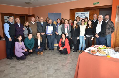 Acto de entrega del Certificado a las autoridades de ANCAP