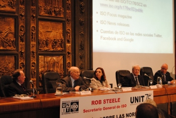 En el estrado que presidió el evento, además del disertante estuvieron presentes la Intendenta de Montevideo, Sra. Ana Olivera, y los Ingenieros Blas Melissari, Héctor Camiou y Pablo Benia, Presidente, Vicepresidente y Director de UNIT respectivamente.