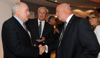 El Presidente de la Cámara de Industrias, Ing. Agr. Javier Carrau, Cr. Rob Steele y Sra.; Ing. Pablo J. Benia 
