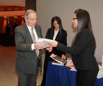 Cada participante recibió un Librillo con las trasparencias de la presentación del Secretario General de ISO, un ejemplar de la Edición Especial de las Normas UNIT-ISO 9000 y el Programa de Capacitación de UNIT.