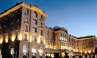 Frente iluminado del Argentino Hotel de Piriapolis