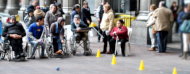 Gente con jugando en frente al Palacio Salvo