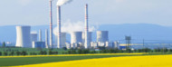 Central nuclear sobre una pradera verde
