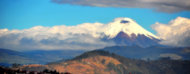 Ciudad de Quito con la montaña al fondo
