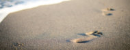 Huellas en la arena de la playa