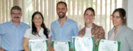 Alumnos recibiendo su certificado