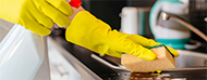 Persona limpiando mesada de cocina