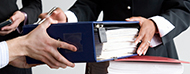 Imagen de persona entregando documento