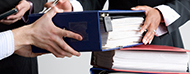 trabajadores con carpeta de archivos