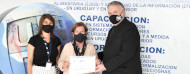 Director y Coordinadora entregando certificado a una alumna
