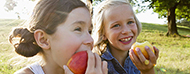 niñas comiendo manzana