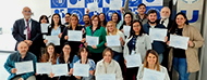 participantes del curso en clase junto a docente y director adjunto de unit