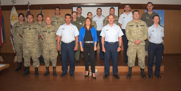 alumnos y personal de la fuerza aerea uruguaya junto docente y gerente de capacitacion de unit