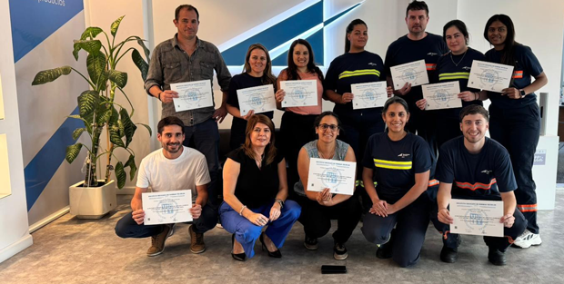 participantes del curso junto a docente