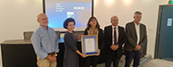 autoridades de unit aenor y udelar en entrega de certificado