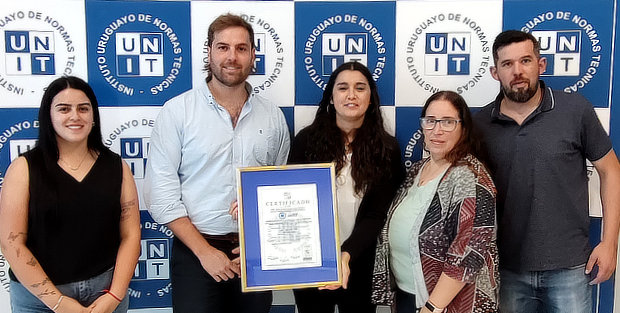 Autoridades de SAME recibiendo el certificado