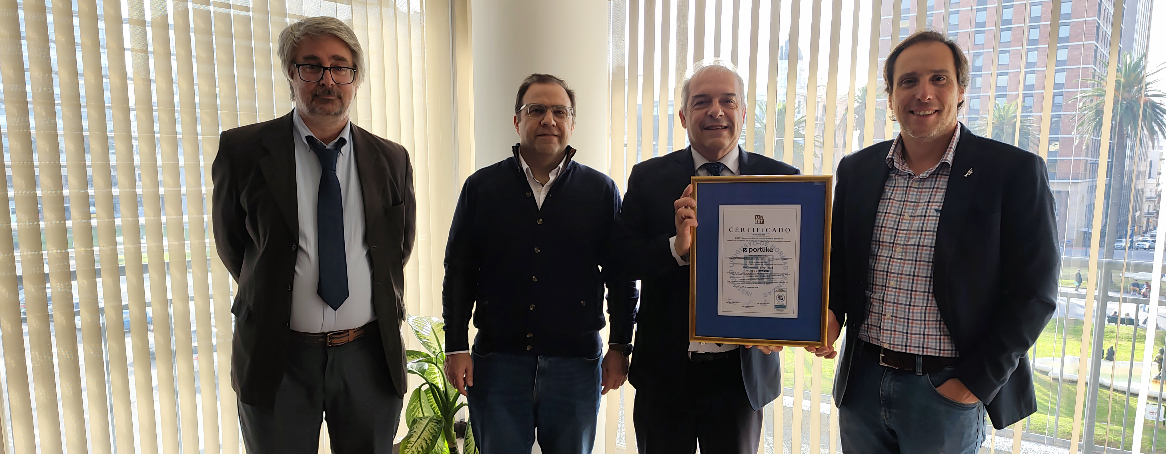 autoridades de unit y empresas en entrega de certificado