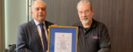 autoridades de unit y empresa en entrega de certificado