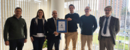 autoridades de unit y empresa en entrega de certificado