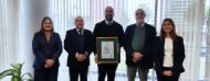 autoridades de unit y cutcsa en entrega de certificado