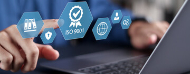persona trabajando en laptop con icono de iso 9000