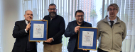 autoridades de unit y empresa en entrega de certificado