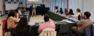 alumnos en clase junto a docente y director adjunto