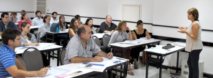 Docente dictando un curso en salones de UNIT