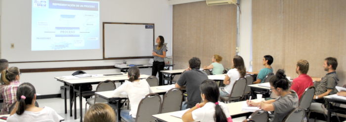 Docente dictando un curso en salones de UNIT