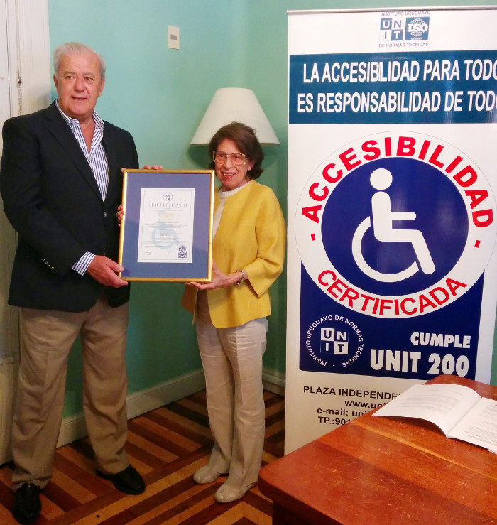 Ing. Pablo J. Benia hace entrega del certificado a la Sra. Renée Pereyra de Méndez Requena