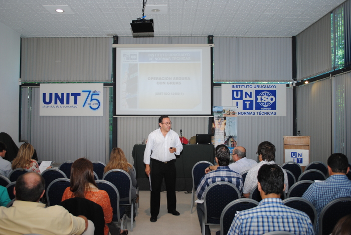 Lic. Horacio Germ&aacute;n, Secretario T&eacute;cnico de los Comit&eacute;s de UNIT de Seguridad, Salud Ocupacional y Seguridad Vial, exponiendo sobre la Actualizaci&oacute;n de las Normas T&eacute;cnicas para Gr&uacute;as