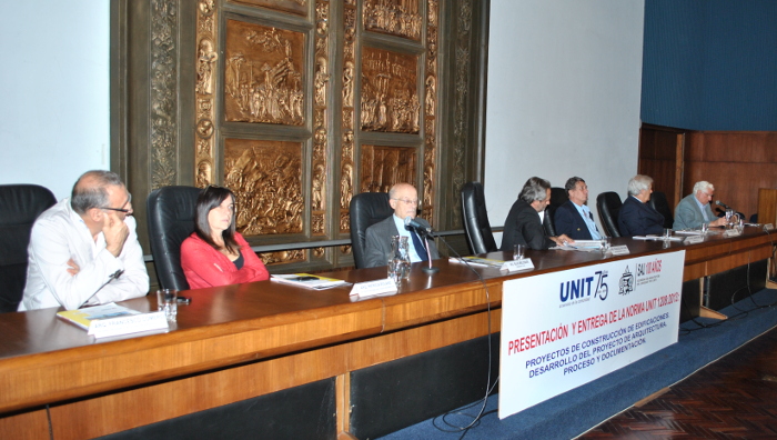 Estrado integrado por Arq. Francisco Beltrame, Dr. Arq. Juan Articardi, Arq. Patricia Roland, Arq. Francesco Comerci,  Arq. Miguel Piperno, Ing. Blas Melissari y Ing. Pablo Benia