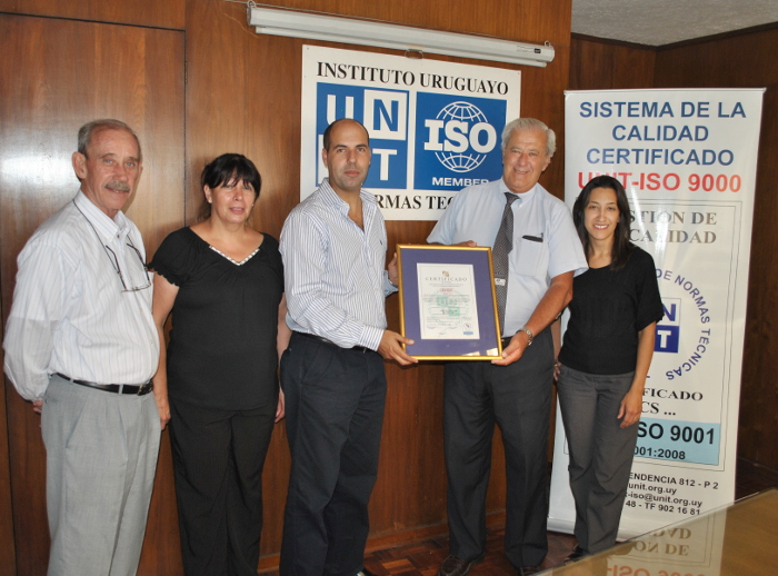 El director de UNIT, Ing. Pablo Benia entrega el certificado al Gerente de Limpanex, Sr. Gastón Álvarez