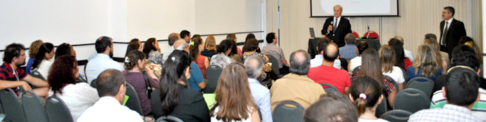 Ing. Pablo Benia dirigi&eacute;ndose al p&uacute;blico