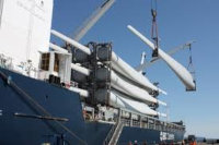 Grua levantando un aspa de molino eólico en un barco