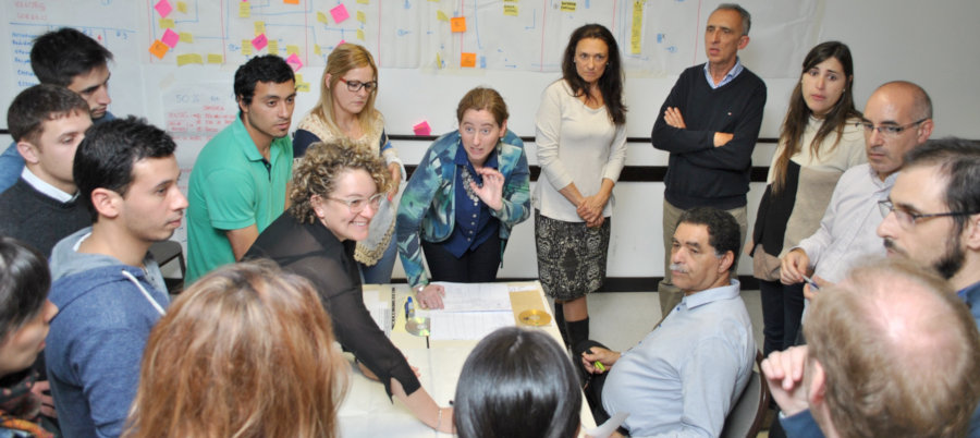 Alumnos en trabajo grupal