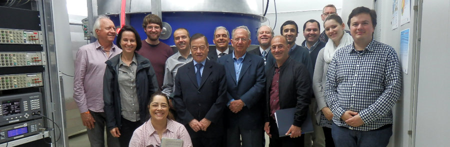 Participantes visitando las instalaciones