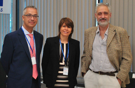 Lic. Luis Enrique Carretero (AENOR), la Ing. Carolina Bartesaghi (Coordinadora Académica de UNIT) y el Ing. Rafael Massa,