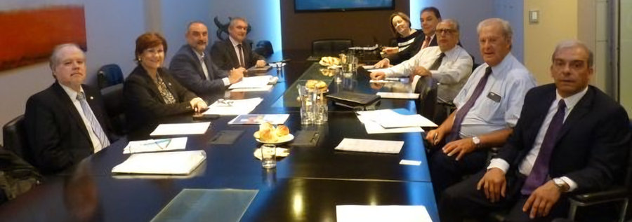 Sala de reuniones con sus participantes