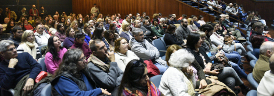 Sala repleta de asistentes al evento