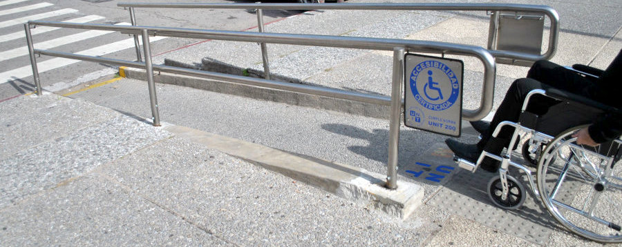 persona en silla de ruedas en rampa